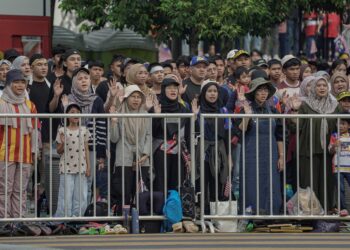 Orang ramai bersama-sama melafazkan ikrar Rukun Negara ketika menyaksikan sambutan Hari Kebangsaan 2024 bertemakan di Dataran Putrajaya. Setiap rakyat tanpa mengira peringkat usia perlu menghayati prinsip Rukun Negara sebagai panduan dalam hidup seharian. MINGGUAN/ FARIZ RUSADIO