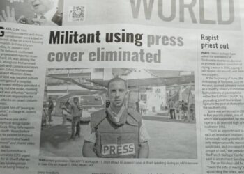 MUKA hadapan akhbar Sarawak Tribune yang memaparkan tajuk melabel wartawan Al Jazeera, Allahyarham Anas Al-Sharif, sebagai pengganas.