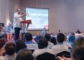 ANWAR Ibrahim menyampaikan amanat kepada pimpinan, anggota dan jentera PKR Sabah
di Kota Kinabalu, semalam.
– Pejabat Perdana Menteri