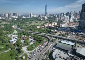 KERAJAAN mengunjurkan pertumbuhan KDNK antara 4.5 peratus hingga 5.5 peratus setahun bagi tempoh RMK13.