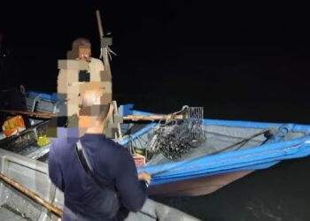 DUA lelaki yang ditahan dalam operasi itu di perairan Kuala Selangor, Selangor, awal pagi tadi.