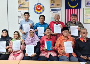 JAMALE Paiman (duduk, tiga dari kanan) dan ahli-ahli PPPPM bergambar bersama kenyataan akhbar dan Perlembagaan Persekutuan berhubung isu RUU URA. - UTUSAN/ABDUL RAZAK IDRIS