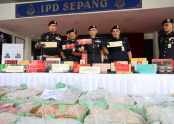SHAZELI Kahar (tiga dari kanan) menunjukkan rokok tidak bercukai kastam yang dirampas di Plaza Tol MEX, Lebuhraya KL-Putrajaya, Cyberjaya pada 3 Ogos lalu.