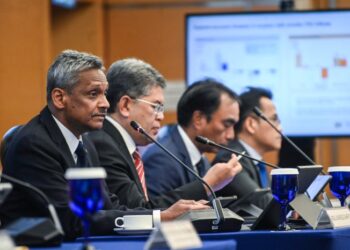 DATUK Shaik Abdul Rasheed Abdul Ghaffour (kiri) ketika menunjukkan laporan Buletin Suku Tahunan Suku Kedua 2025 pada sidang akhbar Prestasi Ekonomi Suku Kedua Tahun 2025 di Sasana Kijang, Kuala Lumpur di sini hari ini. UTUSAN/SYAKIR RADIN