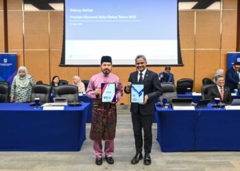 DATUK Shaik Abdul Rasheed Abdul Ghaffour (kanan) bersama Ketua Perangkawan Malaysia Jabatan Perangkaan Malaysia, Datuk Seri Mohd Uzir Mahidin ketika menunjukkan laporan Buletin Suku Tahunan Suku Kedua 2025 pada sidang akhbar Prestasi Ekonomi Suku Kedua Tahun 2025 di Sasana Kijang, Kuala Lumpur di sini hari ini. UTUSAN/SYAKIR RADIN