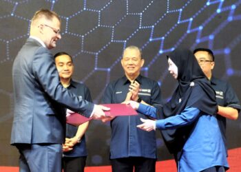 FADILLAH Yusof menyaksikan pertukaran dokumen antara Ketua Pengarah Jabatan Tenaga Atom Malaysia, Noraisah Pungut dan Pengarah Eksekutif, World Institute for Nuclear Security (WINS) Lars Frederik  Van Dassen di di Johor Bahru, hari ini. UTUSAN/RAJA JAAFAR ALI