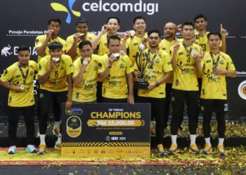 PEMAIN meraikan kejayaan Perak Bison muncul juara STL GP Perak selepas mengalahkan Kelantan Warriors pada perlawanan akhir di Stadium Indera Mulia di Ipoh semalam. - UTUSAN/MUHAMAD NAZREEN SYAH MUSTHAFA