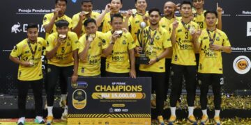 PEMAIN meraikan kejayaan Perak Bison muncul juara STL GP Perak selepas mengalahkan Kelantan Warriors pada perlawanan akhir di Stadium Indera Mulia di Ipoh semalam. - UTUSAN/MUHAMAD NAZREEN SYAH MUSTHAFA