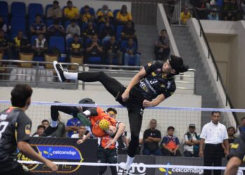 APIT kanan Perak Bison, Aizat Nordin (kanan) berusaha menampan rejaman pemain KL Thunder pada aksi separuh akhir STL GP Perak di Stadium Indera Mulia di Ipoh hari ini.