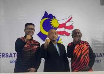 Presiden Persatuan Sukan Orang Pekak Malaysia (MSDeaf) Ong Shin Ruenn(tengah) bersama Naib Presiden MSDeaf, Sarkunan Balakrishnan yang dilantik sebagai Ketua Kontinjen ke temasya Sukan SEA Pekak 2025 di Jakarta, Indonesia dari 20 hingga 26 Ogos ini.