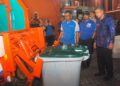KHALID Mohamed melihat operasi mengangkut sampah menggunakan kenderaan mini kompaktor SWM Environment di Banda Hilir, Melaka. - UTUSAN/AMRAN MULUP