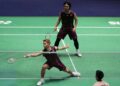 Pemain Malaysia Goh Sze Fei-Nur Izzuddin Rumsani mengembalikan bulu tangkis kepada pemain Taiwan Lee Jhe Huei-Yang Po Hsuan semasa perlawanan beregu lelaki di Kejohanan Badminton Dunia di Arena Adidas di Paris hari ini. - AFP