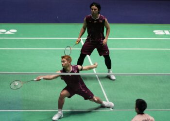 Pemain Malaysia Goh Sze Fei-Nur Izzuddin Rumsani mengembalikan bulu tangkis kepada pemain Taiwan Lee Jhe Huei-Yang Po Hsuan semasa perlawanan beregu lelaki di Kejohanan Badminton Dunia di Arena Adidas di Paris hari ini. - AFP