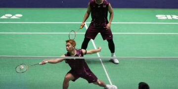 Pemain Malaysia Goh Sze Fei-Nur Izzuddin Rumsani mengembalikan bulu tangkis kepada pemain Taiwan Lee Jhe Huei-Yang Po Hsuan semasa perlawanan beregu lelaki di Kejohanan Badminton Dunia di Arena Adidas di Paris hari ini. - AFP