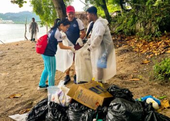 PESERTA bergotong-royong mengutip sampah di pesisir pantai Teluk Bayu, Teluk Kumbar, Pulau Pinang.