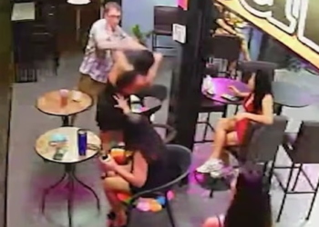 TANGKAP layar CCTV menunjukkan George Lilley memukul Sureerat sehingga mencetuskan pergaduhan besar.  – AGENSI