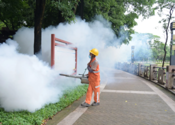 SEORANG pekerja melakukan semburan nyamuk di Dongguan, China. 
– AGENSI