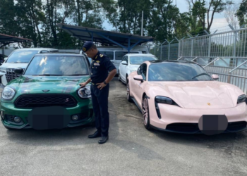 HANIF Yusabra Tysuf memeriksa kereta mewah yang disita oleh JPJ Negeri Sembilan selepas dikesan tidak memperbaharui cukai jalan dan insurans.-UTUSAN/NOR SHAFAWATI YUP.