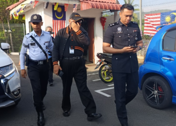 BUANG Tohak dibawa ke Mahkamah Majistret, Bahau, Negeri Sembilan bagi didakwa atas pertuduhan memandu bas secara berbahaya sehingga menyebabkan kematian. - UTUSAN/NOR AINNA HAMZAH