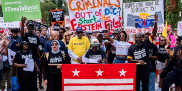 PENUNJUK perasaan memegang sepanduk dan kain rentang membantah rancangan Trump untuk menempatkan Pengawal Kebangsaan di Washington. – AGENSI