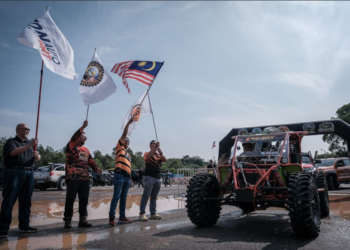 SABRAN Abd Bahar (dua, kanan) merasmikan program Peninsular Safari Challenge (PSC) & Truck Fiesta Putrajaya 2025 di Putrajaya.-UTUSAN/FAIZ ALIF ZUBIR