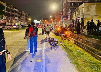 KEADAAN kemalangan membabitkan sebuah motosikal dan kereta di Temiang, Seremban awal pagi tadi.-GAMBAR/IHSAN POLIS.