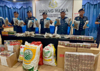 ISMAIL Hashim (empat dari kanan) menunjukkan bungkusan dipercayai bunga ganja yang dirampas menerusi pemeriksaan di tanda arah suar sekitar perairan Kuala Perlis pada sidang akhbar di pejabat cawangan penguatkuasa/marin Kuala Perlis hari ini.-UTUSAN/ASYRAF MUHAMMAD