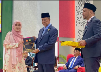 SULTAN Sallehuddin Sultan Badlishah berkenan menyampaikan anugerah kepada penerima dalam Majlis Haflu Takrim Al Mutafawwiqin 2025 di Dewan Insaniah, LZNK di Mergong, Alor Setar, Kedah hari ini.