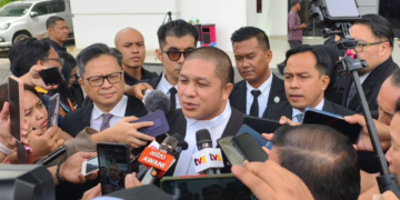 HAMID Ismail ditemui pemberita di luar Mahkamah Kota Kinabalu, Sabah selepas prosiding pendakwaan terhadap lima remaja dalam kes buli Allahyarham Zara Qairina Mahathir semalam.