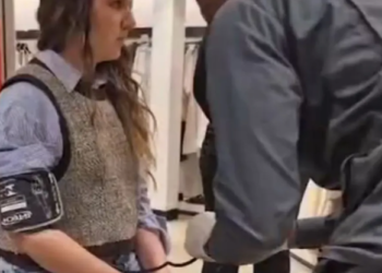 ALICE duduk di atas kerusi roda ketika diberi rawatan kecemasan selepas disengat kala jengking di butik Zara di Sao Paulo, Brazil. - AGENSI