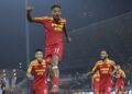 Pemain Selangor FC, Alvin Mateus Fortes (tengah) menggayakan aksi tersendiri meraikan jaringan gol menentang Terengganu FC dalam saingan bola sepak Liga Super di Stadium Bandaraya Petaling Jaya (MBPJ), kelmarin. Selangor menang 5-2. – UTUSAN/FARIZ RUSADIO
