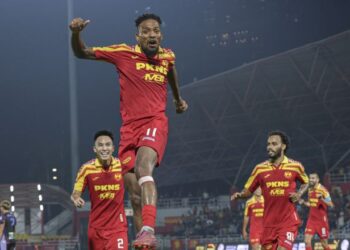 Pemain Selangor FC, Alvin Mateus Fortes (tengah) menggayakan aksi tersendiri meraikan jaringan gol menentang Terengganu FC dalam saingan bola sepak Liga Super di Stadium Bandaraya Petaling Jaya (MBPJ), kelmarin. Selangor menang 5-2. – UTUSAN/FARIZ RUSADIO