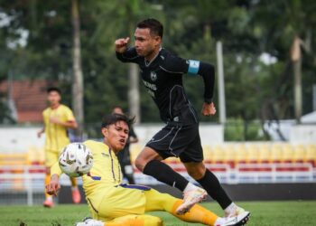 TONGGAK Selangor FC, Faisal Halim cuba melepasi asakan pemain  Malaysian University dalam aksi pusingan 16 Piala FA di Stadium Bandaraya Petaling Jaya (MBPJ), semalam. Selangor mencatat kemenangan 3-1. - UTUSAN/MUHAMAD IQBAL ROSLI