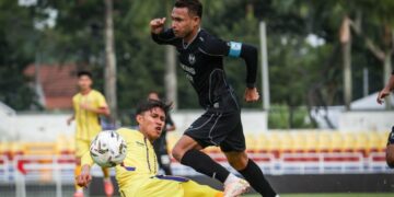 TONGGAK Selangor FC, Faisal Halim cuba melepasi asakan pemain  Malaysian University dalam aksi pusingan 16 Piala FA di Stadium Bandaraya Petaling Jaya (MBPJ), semalam. Selangor mencatat kemenangan 3-1. - UTUSAN/MUHAMAD IQBAL ROSLI