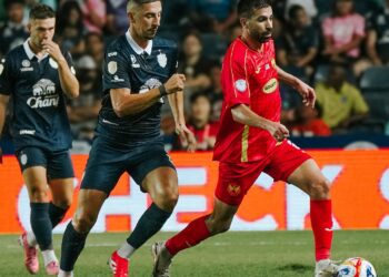 PEMAIN Import tengah Selangor, Noor Al-Rawabdeh berjaya melepasikan pemain Buriram United pada aksi pertama Kumpulan A Kejuaraan Kelab ASEAN (ACC) di Stadium Buriram, malam ini.-IHSAN SFC