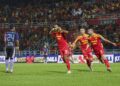 PENYERANG Selangor FC (SFC), Chrigor Moraes (tiga kanan) meraikan gol jaringannya pada perlawanan Liga Super menentang Terengganu FC (TFC) di Stadium Majlis Bandaraya Petaling Jaya (MBPJ) di sini hari ini.-UTUSAN/FARIZ RUSADIO