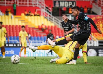 Kapten Selangor FC, Faisal Halim melakukan percubaan sambil cuba dihalang pertahanan Malaysian University dalam saingan pusingan 16 Piala FA di Stadium MBPJ, hari ini.-UTUSAN/MUHAMAD IQBAL ROSLI
