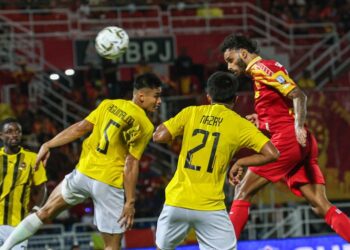 Pemain Selangor FC, Chrigor Flores Moraes (kanan) menjaringkan gol ketiga  menentang Brunei DPMM FC pada aksi Liga Super di Stadium Bandaraya Petaling Jaya, kelmarin. - UTUSAN/ISKANDAR ISHAK