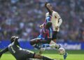 Penyerang Crystal Palace, Jean-Philippe Mateta (tengah) diterjah penjaga gol Liverpool, Alisson Becker dalam aksi Perisai Komuniti di Stadium Wembley, London, semalam. - AFP