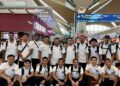 Skuad hoki kebangsaan bersama jurulatih, Sarjit Singh (kanan) di Lapangan Terbang Antarabangsa Kuala Lumpur (KLIA), Sepang sebelum berlepas ke India untuk memikul cabaran Sukan Asia 2025. - IHSAN KHM