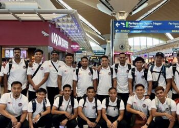 Skuad hoki kebangsaan bersama jurulatih, Sarjit Singh (kanan) di Lapangan Terbang Antarabangsa Kuala Lumpur (KLIA), Sepang sebelum berlepas ke India untuk memikul cabaran Sukan Asia 2025. - IHSAN KHM