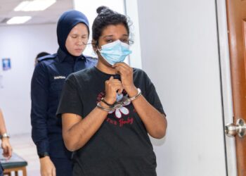 N. PAAVARTHY ketika tiba di Mahkamah Majistret, Shah Alam, Selangor hari ini. - UTUSAN/SADDAM YUSOFF