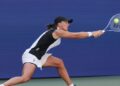 Pemain tenis Poland, Iga Swiatek membalas pukulan lawannya dari Columbia, Emiliana Arango dalam pusingan pertama tenis Terbuka Amerika Syarikat di gelanggang USTA Billie Jean King, New York City, semalam.  - AFP