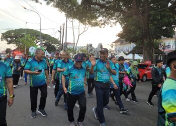 TAKIYUDDIN Hassan (kanan) semasa menyertai 'Batik Fun Run' anjuran MPKB-BRI bermula di Dataran Masjid Muhammadi, Kota Bharu, Kelantan hari ini. - UTUSAN/MUSTAQIM MOHAMED