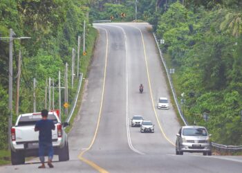 JALAN Pantai Barat Kedah yang menghubungkan Yan dan Merbok menjadi tumpuan kerana disifatkan ‘ala-ala Koh Samui’ di Tanjung Jaga, Yan. – UTUSAN/ SHAHIR NOORDIN