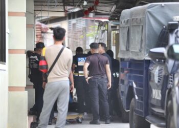 ANGGOTA polis di lokasi kejadian seorang  lelaki warga emas maut dipercayai menembak diri sendiri di sebuah rumah di Jelapang di Ipoh semalam.