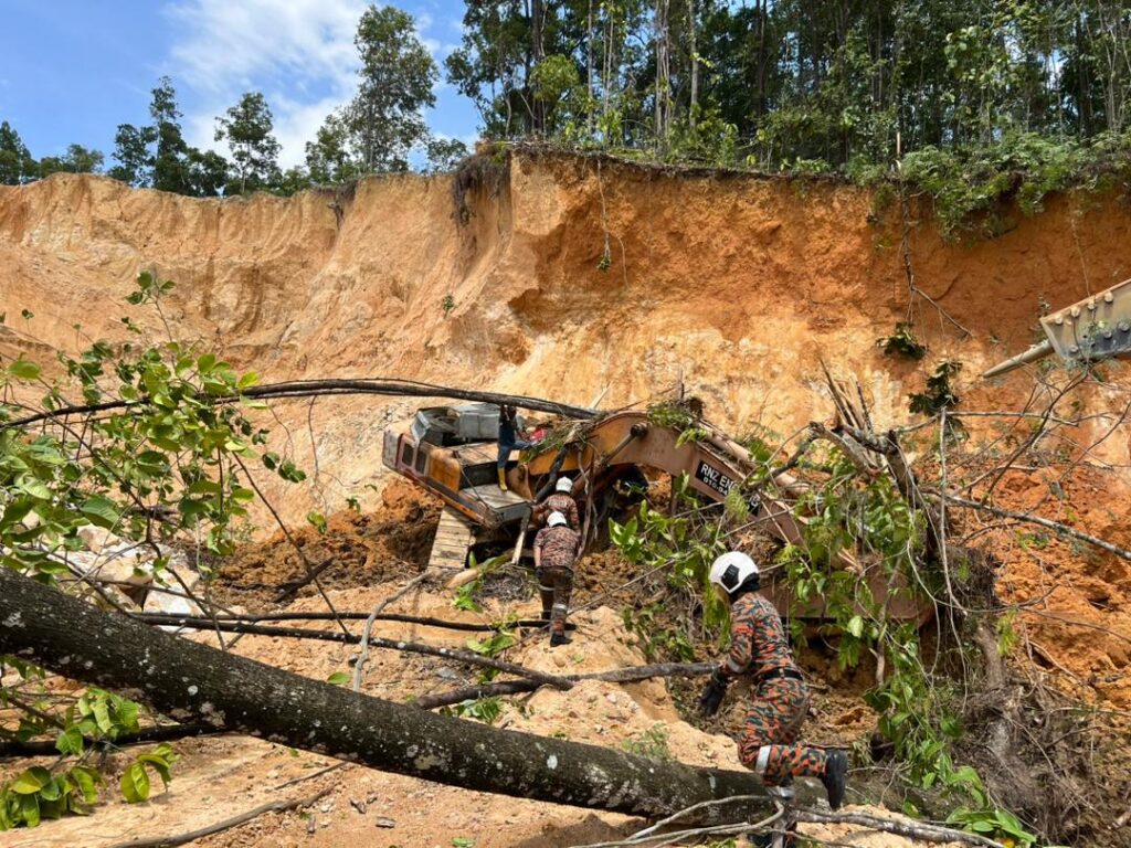 Pemandu jengkaut maut tertimbus runtuhan tanah