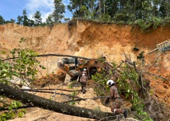ANGGOTA bomba menjalankan operasi menyelamat seorang lelaki yang tersepit dalam jengkaut selepas jentera yang dikendalikannya ditimbus tanah runtuh di Keramat Pulai, Ipoh hari ini.