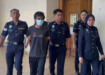 MUHAMMAD Firdaus Abdul Hamid ketika dihadapkan ke Mahkamah Majistret Kuantan, Pahang. -  UTUSAN/NORHAFIZANZULKIFLI