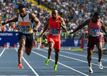 Kishane Thompson (kiri) bersaing untuk menang di hadapan pemain Afrika Selatan, Akani Simbine (tengah) dan Trayvon Bromell dari Amerika Syarikat (AS) semasa acara 100 meter (m) akhir lelaki dalam aksi Silesia Diamond League di Stadion Slaski di Chorzow, Poland, semalam. - AFP